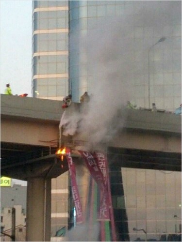 15일 오후 6시20분쯤 서울역 고가도로 밑에서 김모(47)씨가 분신을 시도했다. 트위터 캡처