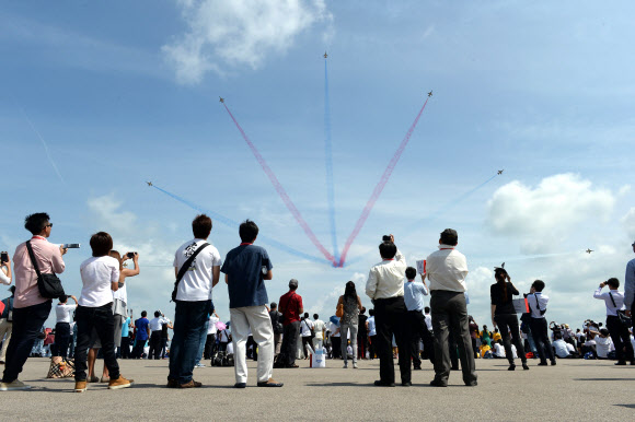 13일(현지시간) 싱가포르 에어쇼에 참가한 대한민국 공군 특수비행팀 블랙이글이 곡예비행을 펼치고 있다. 연합뉴스