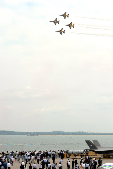 13일(현지시간) 싱가포르 에어쇼에 참가한 대한민국 공군 특수비행팀 블랙이글이 곡예비행을 펼치고 있다. 연합뉴스