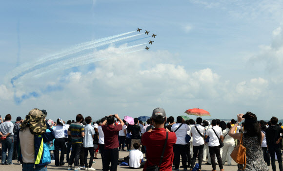 13일(현지시간) 싱가포르 에어쇼에 참가한 대한민국 공군 특수비행팀 블랙이글이 곡예비행을 펼치고 있다. 연합뉴스