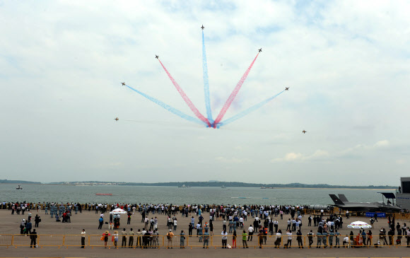 13일(현지시간) 싱가포르 에어쇼에 참가한 대한민국 공군 특수비행팀 블랙이글이 곡예비행을 펼치고 있다. 연합뉴스
