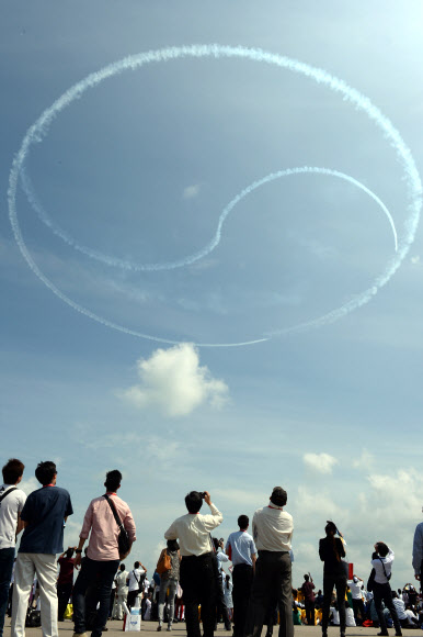 13일(현지시간) 싱가포르 에어쇼에 참가한 대한민국 공군 특수비행팀 블랙이글이 태극무늬를 그리고 있다. 연합뉴스