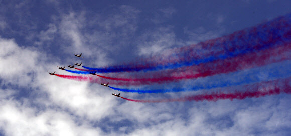 13일(현지시간) 싱가포르 에어쇼에 참가한 대한민국 공군 특수비행팀 블랙이글이 곡예비행을 펼치고 있다. 연합뉴스