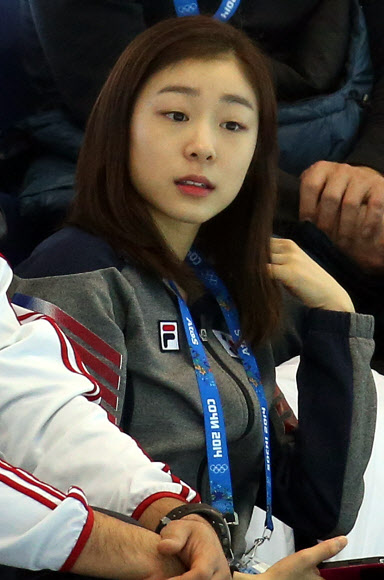 ’피겨여왕’ 김연아가 15일 오후(현지시간) 러시아 소치 해안클러스터의 스케이팅 트레이닝 베뉴에서 진행된 김해진과 박소연의 훈련을 지켜보고 있다. 연합뉴스