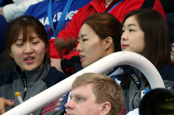 ’피겨여왕’ 김연아가 이상화, 박승희와 함께 15일 러시아 소치 해안클러스터의 아이스버그 스케이팅 팰리스에서 열린 2014 소치 동계올림픽 쇼트트랙 경기를 지켜보며 한국팀을 응원하고 있다.  연합뉴스