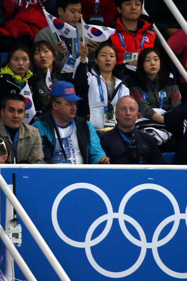 15일 러시아 소치 해안클러스터의 아이스버그 스케이팅 팰리스에서 열린 2014 소치 동계올림픽 쇼트트랙 경기에 피겨스케이팅 김연아, 스피드스케이팅 금메달 이상화, 쇼트트랙 동메달 박승희 등 한국 선수들이 경기를 관람하고 있다. 연합뉴스
