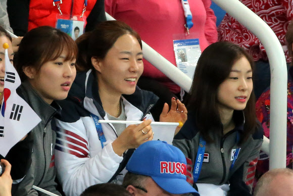 박승희와 이상화, 김연아(왼쪽부터)가 15일 오후(현지시간) 러시아 소치 해안클러스트 아이스버그 스케이팅 팔래스에서 열린 쇼트트랙 여자 1,500m 준결승에서 한국 조해리와 김아랑을 응원하고 있다. 연합뉴스