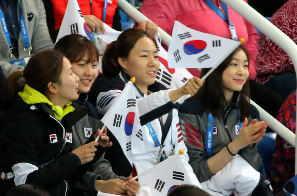 박승주와, 박승희, 이상화, 김연아(왼쪽부터)가 15일 오후(현지시간) 러시아 소치 해안클러스트 아이스버그 스케이팅 팔래스에서 열린 쇼트트랙 여자 1,500m 준결승에서 한국 조해리와 김아랑을 응원하고 있다. 연합뉴스