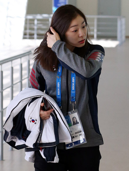 ‘피겨여왕’ 김연아가 15일 오후(현지시간) 러시아 소치 해안클러스터의 스케이팅 트레이닝 베뉴에서 진행된 김해진과 박소연의 훈련을 지켜본 뒤 훈련장을 빠져나가고 있다. 김연아는 이날 훈련을 하지 않고 하루 휴식의 시간을 가졌다. 연합뉴스