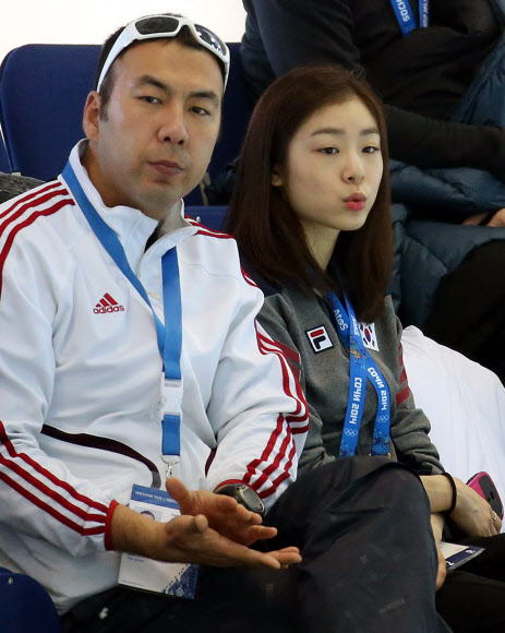 ’피겨여왕’ 김연아가 15일 오후(현지시간) 러시아 소치 해안클러스터의 스케이팅 트레이닝 베뉴에서 진행된 김해진과 박소연의 훈련을 지켜보고 있다.  연합뉴스