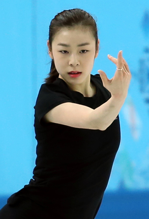 ‘피겨 여왕’ 김연아가 16일 오후(이하 한국시간) 러시아 소치 해안클러스터의 올림픽 파크 내 아이스버그 스케이팅 팰리스에서 쇼트 프로그램곡 ‘어릿광대를 보내주오’ 음악에 맞춰 경기장 첫 공식 훈련을 하고 있다. 김연아는 20일 쇼트프로그램, 21일 프리스케이팅 경기를 이곳 아이스버그 스케이팅 팰리스에서 갖고 올림픽 2연패 도전에 나선다.  연합뉴스