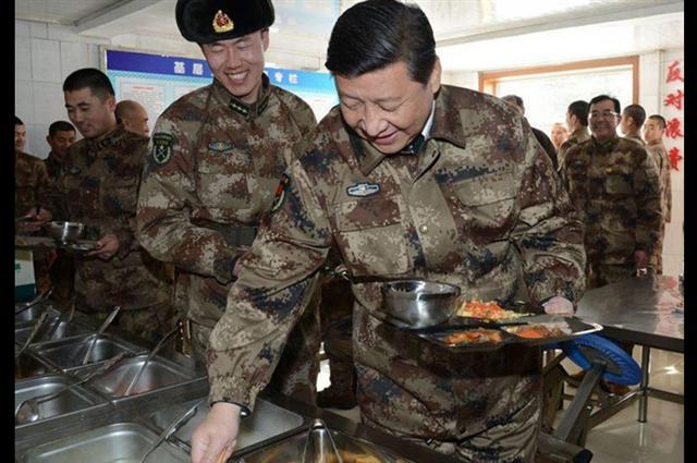 시진핑 중국 국가주석이 지난 1월 26일 네이멍구의 한 군부대에서 장병들과 함께 서민 반찬인 ‘토마토 계란 볶음’을 군용 식판에 덜고 있다. 해방군화보