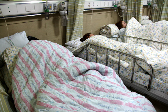 응급실에서 치료받는 부산외대 학생들