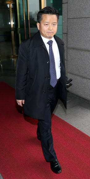 여운기 외교부 아프리카중동국 심의관이 이집트 시나이반도에서 발생한 한국인 관광객 탑승 버스에 대한 폭탄 테러 사건 관련 조사를 실시하기 위해 17일 오전 서울 세종로 외교부 청사를 출발하고 있다.  연합뉴스