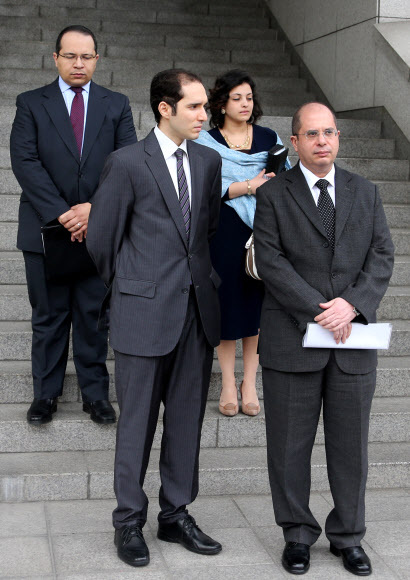 하니 셀림 주한 이집트 대사 등 이집트 대사관 직원들이 17일 권희석 외교부 아프리카중동국장을 면담하고 나서 차량을 기다리고 있다. 연합뉴스