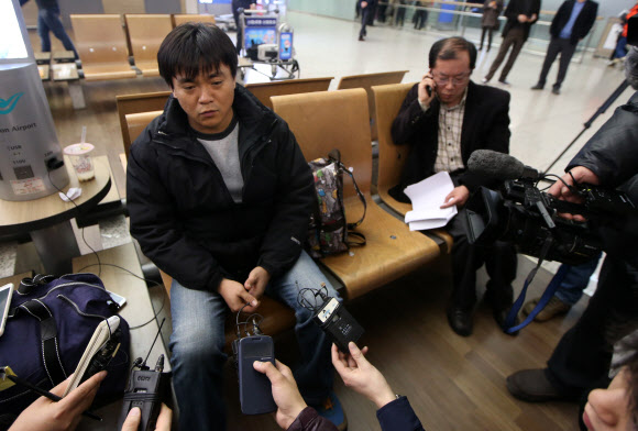 이집트 성지 순례 중 폭탄테러를 당한 충북 진천 중앙장로교회 신도 김홍렬 씨 유족이 17일 오후 인천국제공항에서 현지로 떠나기 앞서 취재진의 질문에 답하고 있다. 연합뉴스