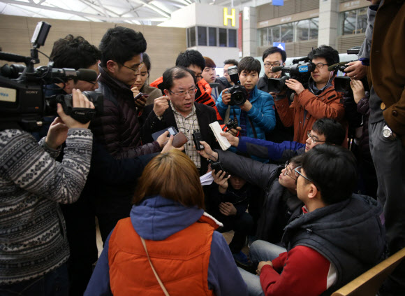 이집트 성지 순례 중 폭탄테러를 당한 충북 진천 중앙장로교회 신도 김홍렬 씨 유족들이 17일 오후 인천국제공항에서 교회 대책위 관계자와 함께 현지로 떠나기 앞서 대화를 나누고 있다. 연합뉴스