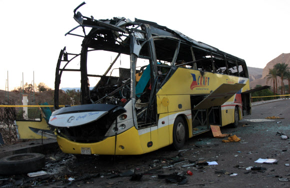 이집트 시나이반도 타바 국경검문소 앞에서 벌어진 자살폭탄 테러로 한국인 관광객들이 타고 있던 버스가 완파됐다.  연합뉴스
