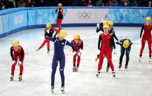 한국 쇼트트랙 대표팀의 심석희가 18일 러시아 소치 아이스버그 스케이팅 팰리스에서 열린 2014 소치 동계올림픽 쇼트트랙 여자 3,000ｍ 계주에서 1위로 결승선을 통과하고 있다. <br>연합뉴스