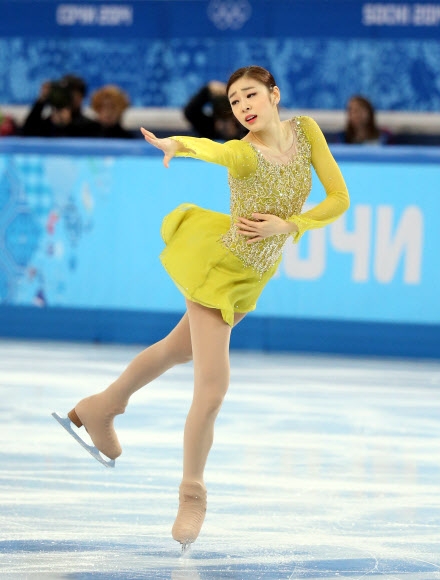 피겨여왕 김연아가 20일(한국시간) 러시아 소치 아이스버그 스케이팅 팰리스에서 열린 2014 소치 동계올림픽 피겨스케이팅 여자 싱글 쇼트프로그램에서 무결점 연기를 선보이고 있다.<br>연합뉴스