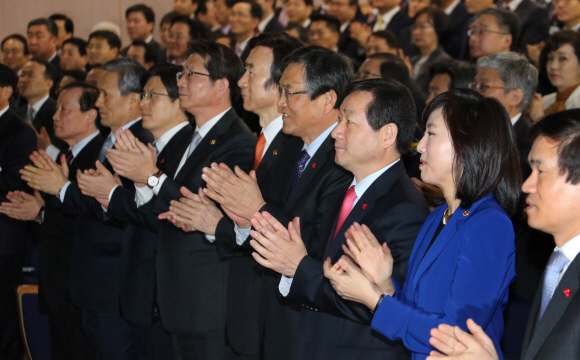 지난달 2일 정부서울청사에서 열린 세종-서울청사 간 정부합동시무식에 참석한 장관들이 박수를 치고 있다. 앞줄 오른쪽부터 조윤선 여성가족부 장관, 유정복 안전행정부 장관, 최문기 미래창조과학부 장관, 윤병세 외교부 장관, 류길재 통일부 장관, 연합뉴스