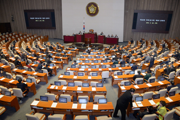 2월 임시국회 본회의가 열린 20일 본회의장이 해외순방을 떠난 의원들과 일찍 자리를 떠난 의원들로 인해 휑하니 비어 있다. 