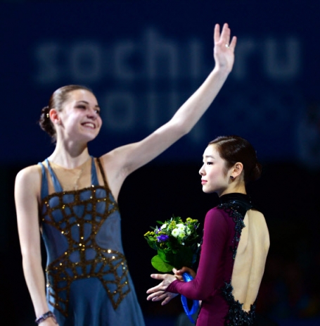 피겨 스케이팅 대표팀의 김연아가 20일(현지 시간) 오전 소치 해안클러스터의 아이스버그 스케이팅 팰리스에서 여자 싱글 프리 경기를 마친 후 석연찮은 판정으로 은메달에 그쳤다. 경기 직후 이어진 플라워 세리모니에서 소트니코바가 인사하는 모습을 보고 있다.<br>스포츠서울