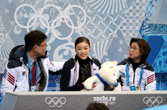 ‘피겨여왕’ 김연아가 21일 오전(한국시간) 러시아 소치 아이스버그 스케이팅 팰리스에서 열린 2014 소치 동계올림픽 피겨스케이팅 여자 싱글 프리스케이팅에서 아쉽게 2위를 차지한 뒤 코치의 위로를 받고 있다.  연합뉴스