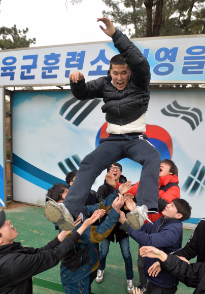 육군훈련소에서 입소를 앞둔 한 장병이 지난 17일 친구들로부터 헹가래를 받고 있다. 논산 박지환 기자 popocar@seoul.co.kr