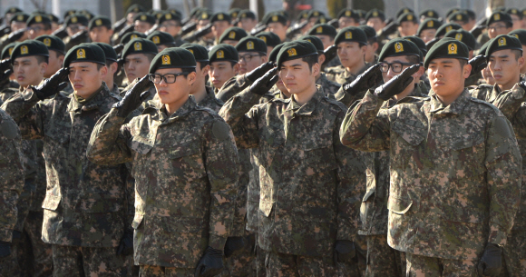 지난 19일 육군훈련소에서 열린 수료식에서 5주간의 훈련을 마친 장병들이 수료식에 참석한 부모님에게 경례를 하고 있다.  논산 박지환 기자 popocar@seoul.co.kr