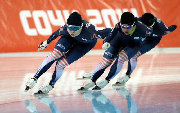 2014 소치 동계올림픽 스피드스케이팅 팀 추월 경기에 출전하는 한국 스피드스케이팅 선수들이 21일 러시아 소치의 아들레르 아레나에서 훈련하고 있다. 연합뉴스