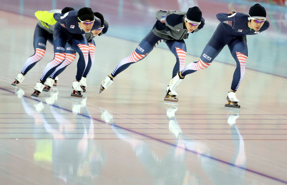 2014 소치 동계올림픽 스피드스케이팅 팀 추월 경기에 출전하는 한국 스피드스케이팅 선수들이 21일 러시아 소치의 아들레르 아레나에서 훈련하고 있다. 연합뉴스