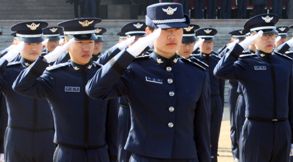 제66기 공군사관생도 입학식이 21일 충북 청원군 공군사관학교 성무연병장에서 열린 가운데 입학생도들이 국기에 대한 거수경례를 하고 있다. 청주 연합뉴스