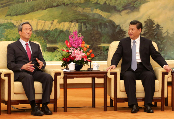정몽준(왼쪽) 새누리당 의원을 단장으로 한 우리나라 국회 대표단이 21일 중국 베이징 인민대회당에서 시진핑(習近平) 주석과 만나 이야기를 나누고 있다. 베이징 연합뉴스