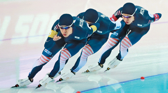 빙속 男 팀추월 銀 확보… 남자대표 노메달 위기 넘었다