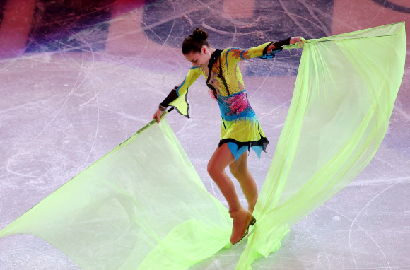 러시아 선수 아델리나 소트니코바가 23일(한국시간) 소치 아이스버그 스케이팅 팰리스에서 열린 피겨스케이팅 수상자들의 갈라쇼에서 큰 깃발을 발로 밟는 실수를 하고 있다. 소트니코바는 이날 엉덩방아를 찧기도 했다. AP/뉴시스