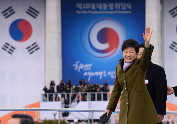 박근혜 대통령이 지난해 2월 국회에서 열린 18대 대통령 취임식을 마친 뒤 참석자들을 향해 손을 흔들며 인사하고 있다. 손형준 기자 boltagoo@seoul.co.kr