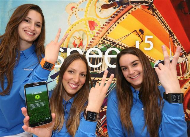 삼성전자와 LG전자가 스페인 바르셀로나에서 열리는 ‘모바일월드 콩그레스(MWC) 2014’에 선보일 신제품을 공개했다. 삼성전자는 스마트 손목시계인 ‘삼성 기어2’를 비롯해 ‘갤럭시 노트3 네오’를 소개했다,  삼성전자 제공
