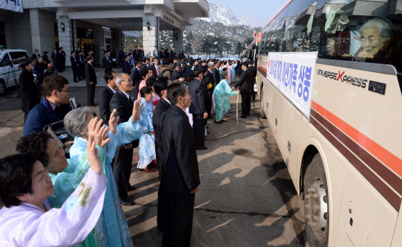 2014 설 계기 남북 이산가족 상봉 행사 사흘째인 22일 북한 금강산 금강산호텔에서 열린 작별상봉 후 북측과 남측 가족들이 헤어짐을 아쉬워하고 있다.  금강산=사진공동취재단