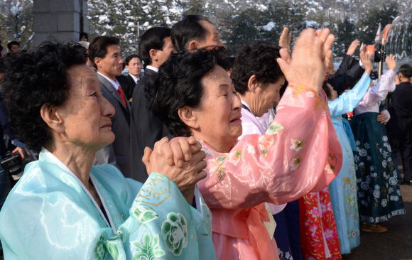 2014 설 계기 남북 이산가족 상봉 행사 사흘째인 22일 북한 금강산 금강산호텔에서 열린 작별상봉 후 북측과 남측 가족들이 헤어짐을 아쉬워하고 있다.  금강산=사진공동취재단