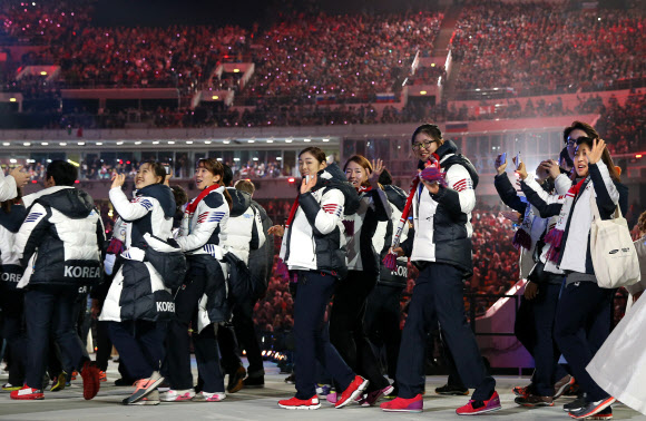 24일 오전(한국시간) 러시아 소치 해안클러스터의 피시트 올림픽 스타디움에서 열린 제22회 소치 동계올림픽 폐회식에서 한국선수단 김연아와 이상화, 심석희 등이 입장하며 관중들을 향해 손을 흔들고 있다. 연합뉴스