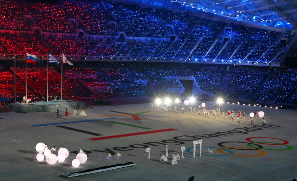 24일 오전(한국시간) 러시아 소치 해안클러스터의 피시트 올림픽 스타디움에서 열린 2014 소치 동계올림픽 폐막식에서 다음 대회 개최지인 평창에 대회기가 인계된 후 평창올림픽 로고가 바닥에 나타나 있다. 연합뉴스