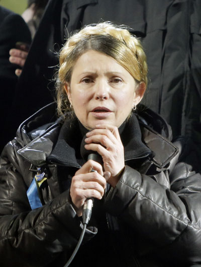 율리아 티모셴코 전 우크라이나 총리가 22일 교도소에서 석방돼 키예프 중심광장에서 시위대들에게 연설하고 있다.  키예프 =AP/뉴시스