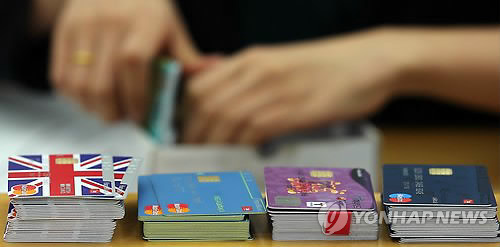 서울 시내 한 시중은행 영업점에 직원이 체크카드를 정리하고 있다.  연합뉴스