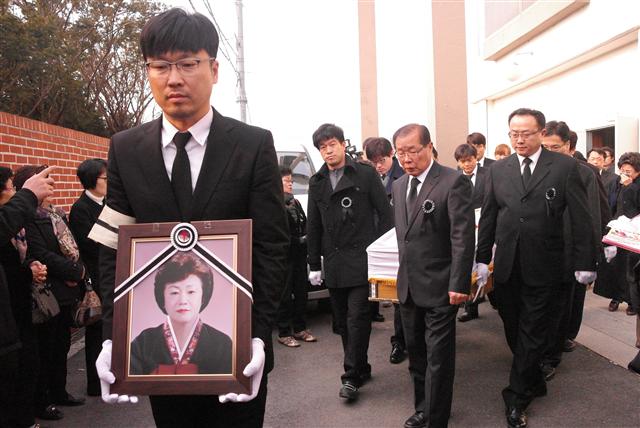 이집트 성지순례 중 폭탄 테러에 희생당한 충북 진천중앙장로교회 신도 김홍열씨의 시신이 영결식을 마친 뒤 운구차로 옮겨지고 있다.