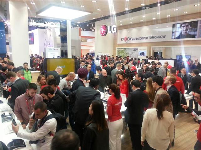 24일 스페인 바르셀로나에서 개막한 ‘모바일 월드 콩그레스 2014’(MWC 2014) 행사장을 찾은 관람객들이 LG전자 부스에 전시된 G프로2 등 LG의 전략 스마트폰을 구경하고 있다.  LG전자 제공