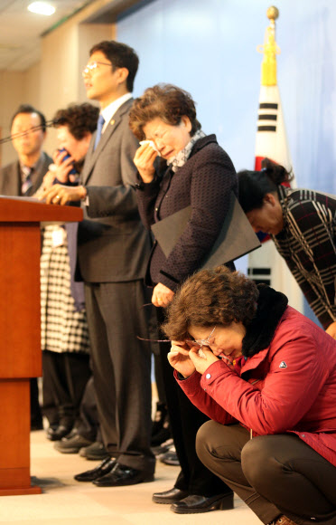 24일 오전 국회 정론관에서 열린 군 사망사고 희생자에 대한 순직 처리 법안 통과 촉구 기자회견에서 유가족들이 눈물을 흘리고 있다.  연합뉴스