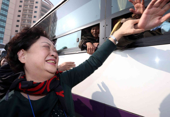 이산가족 상봉행사 2차 마지막날인 25일 오전 금강산면회소에서 열린 작별상봉을 마친 남측 남궁봉자씨가 한 살때 헤어진 북측 아버지 남궁렬씨의 손을 붙잡고 있다. 연합뉴스