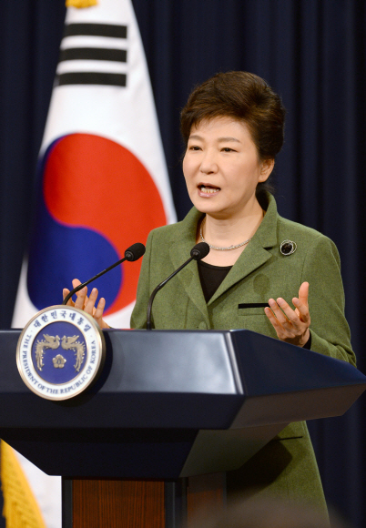 박근혜 대통령이 취임 1주년인 25일 청와대에서 경제혁신 3개년 계획을 발표하고 있다. 이언탁 기자 utl@seoul.co.kr