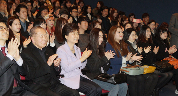 박근혜 대통령이 26일 2월 ‘문화가 있는 날’ 행사로 서울 종로구 대학로에 있는 쁘띠첼 씨어터에서 창작 뮤지컬 ‘김종욱 찾기’ 관람에 앞서 관객들과 함께 박수를 치고 있다.  이언탁 기자 utl@seoul.co.kr